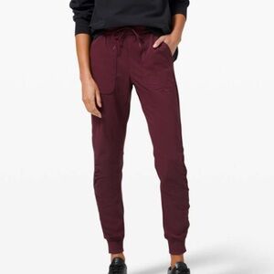 Lululemon Beyond the Studio Jogger
Cassis 8